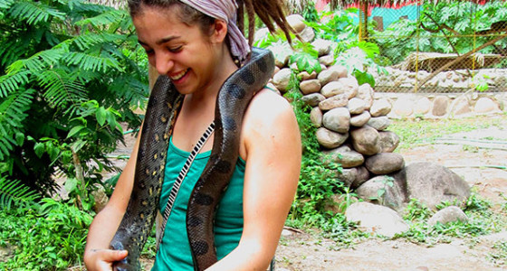 turista-cargando-boa-en-albergue-de-animales-shaveta-yard