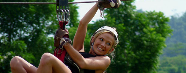 turista-mujer-practicando-canopy