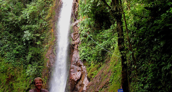 turista-posando-con-la-catarata-tirol-de-fondo