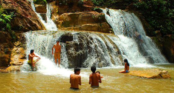 turistas-disfrutando-de-la-tercera-caida-de-la-catarata-bayoz-xplorer-landscape