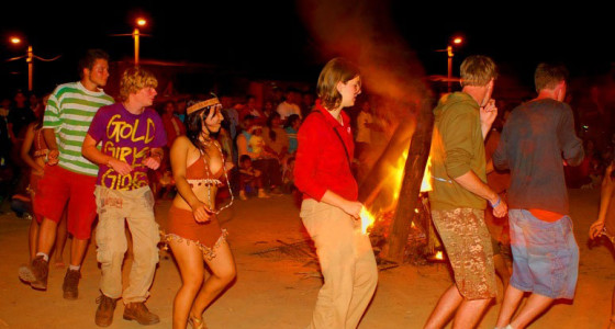 turistas-participando-en-danza-ashaninka-alrededor-de-fogata-xplorer-landscape