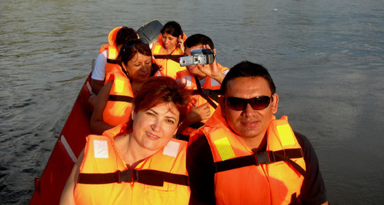 turistas-paseando-en-bote-por-el-rio-perene-xplorer-landscape