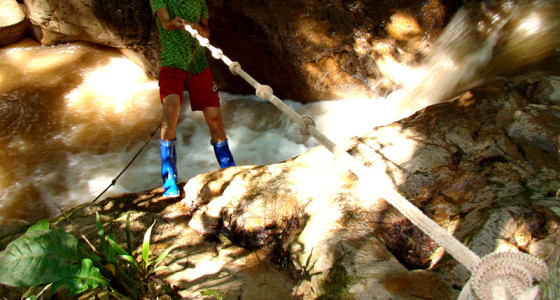 joven-escalando-con-sogas-selva-central