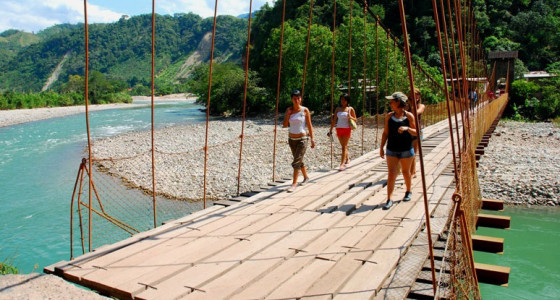 jovenes-cruzando-puente-colgante-kimiri