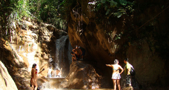 jovenes-en-la-catarata-santa-maria