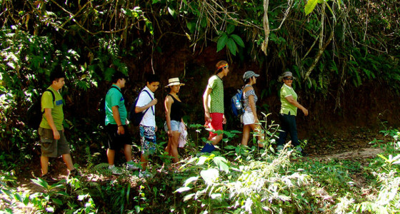 jovenes-haciendo-trekking-hacia-la-catarata-las-tres-reynas