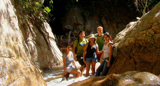 jovenes-subiendo-rio-arriba-selva-central