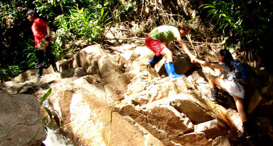 trepando-por-las-rocas-rio-arriba-selva-central
